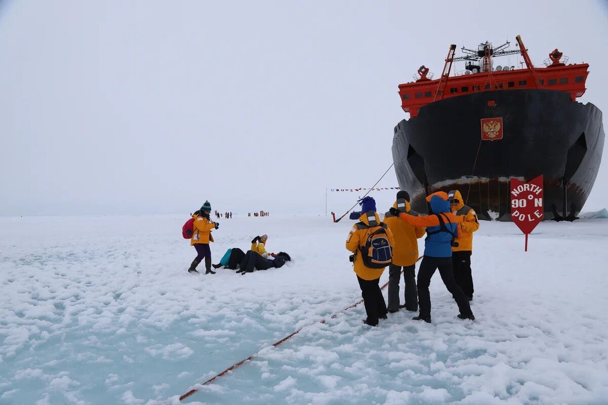    Фото Александра Кулешова. Ледокол "50 лет Победы на Северном Полюсе" Елизавета Комарова