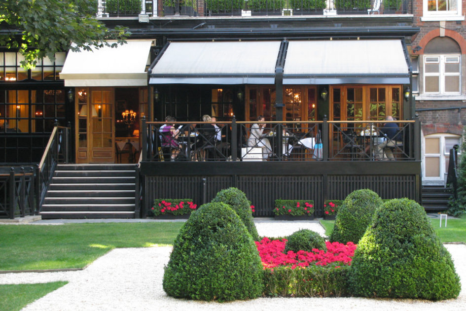 The Goring (Лондон). Вид с крокетной площадки на чайную террасу. © Денис Шумаков