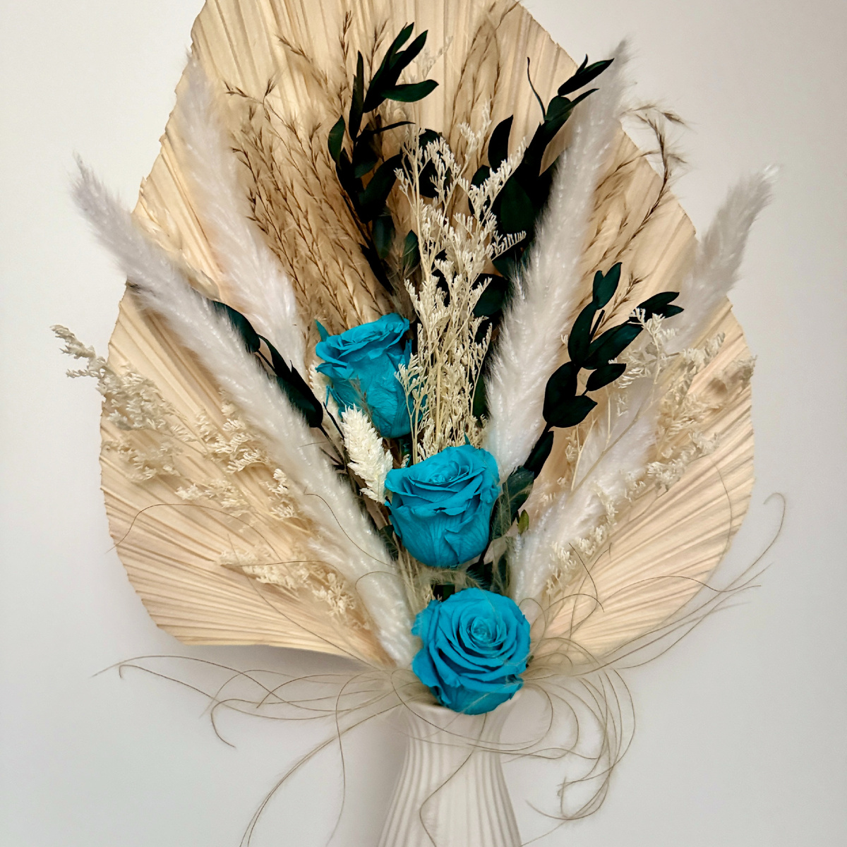 Уникальные свойства:
•	Сохраняют натуральный вид до 5 лет
•	Не требуют полива и ухода
•	Выглядят как свежесрезанные цветы
•	Сохраняют мягкость и эластичность лепестков
•	Не вызывают аллергических реакций
•	Не теряют форму и цвет
