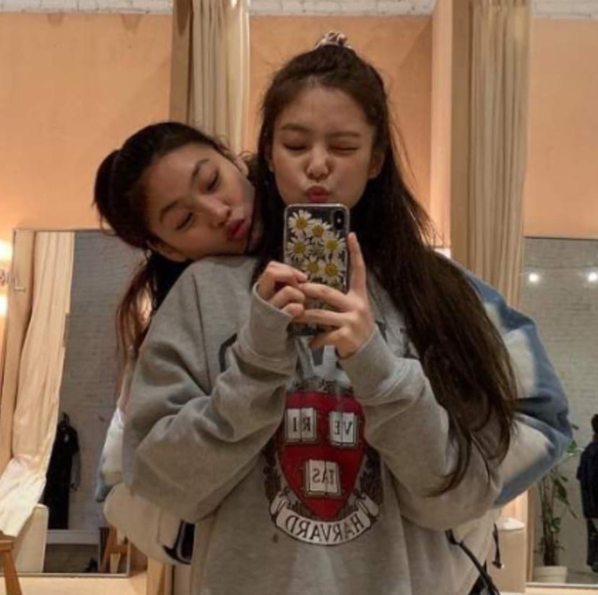 Дженни и Чон Хо Ён