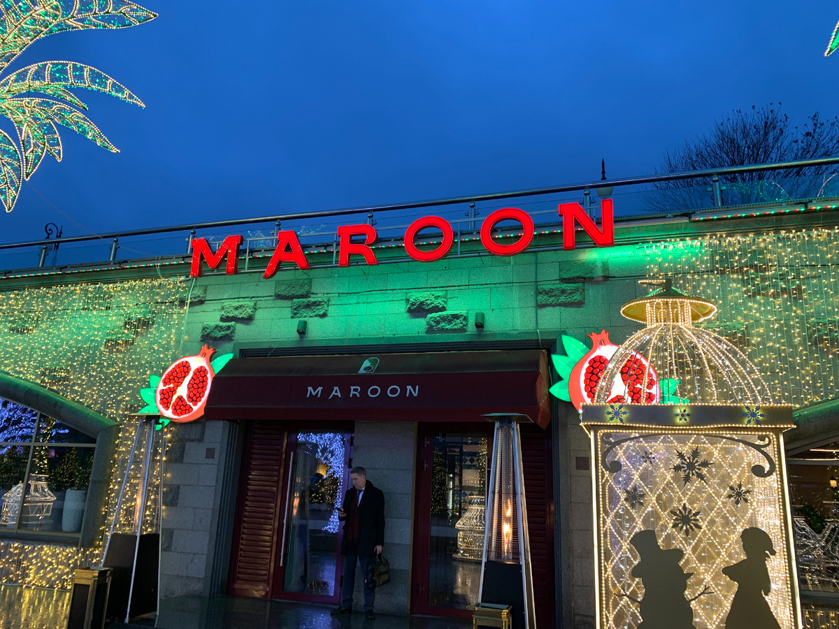 Вход в ресторан "Maroon"
