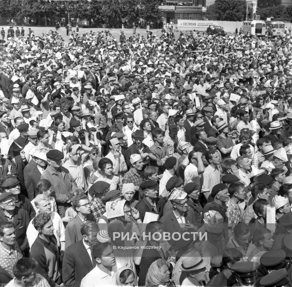 Митинг на площади Первой пятилетки