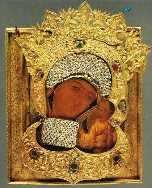 Богоматерь Казанская, третья четверть XVII в., Москва. Дерево, серебро, жемчуг, стекло, шелк; живопись, чеканка, гравировка, золочение, низание, огранка. 28,0x24,5 см.