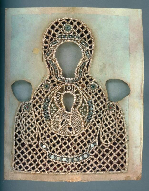 Риза к иконе "Богоматерь Знамение". Первая половина XIX века. Ткань, бумага, фольга, нить, серебро 875° - лиг. вес: 7,50 г, чист. вес: 6,56 г, жемчуг 15,00 грамм, перламутр / 9 шт., стекло / 112 шт, низание, штамповка, гранение, золочение. 205х150 мм (риза); 235х185 мм (основа). 
Россия