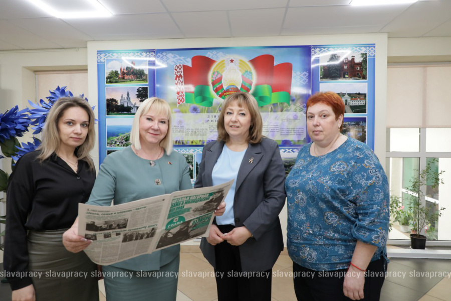     Педагогический коллектив СШ №2 г. Копыля традиционно оформляет подписку на газету "Слава працы"