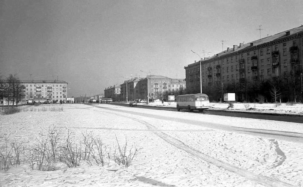 1972 год. Большой пустой газон по четной стороне улицы Фрунзе, по краю "цаговского" сквера