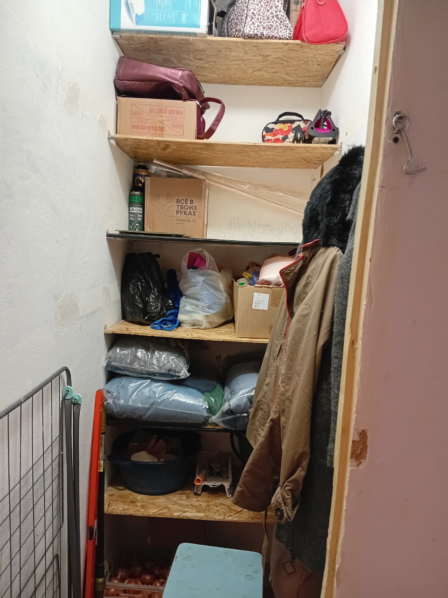 Кладовка узкая, но благодаря полкам вмещает в себя много предметов быта