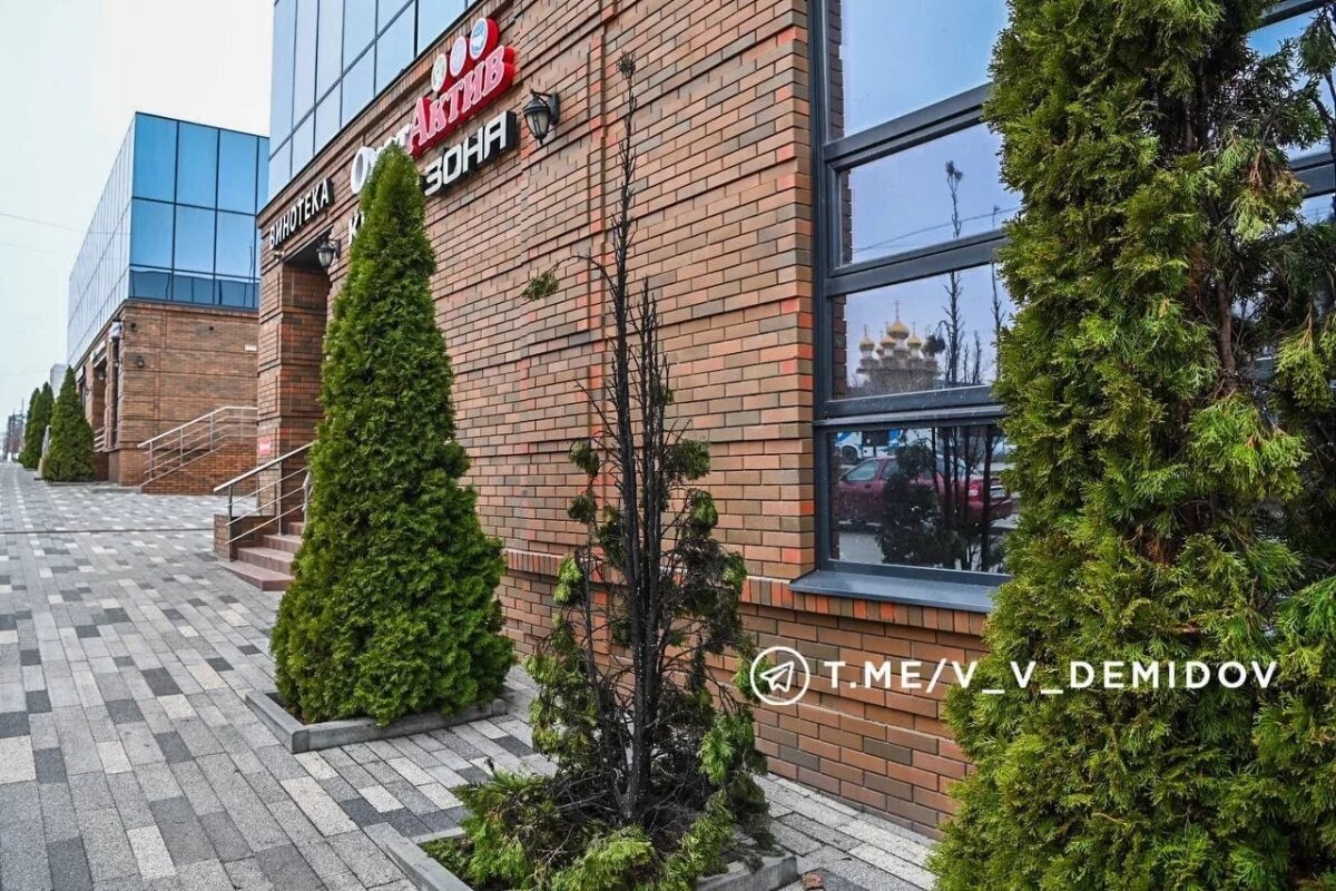    «Передо мной осколки полетели».