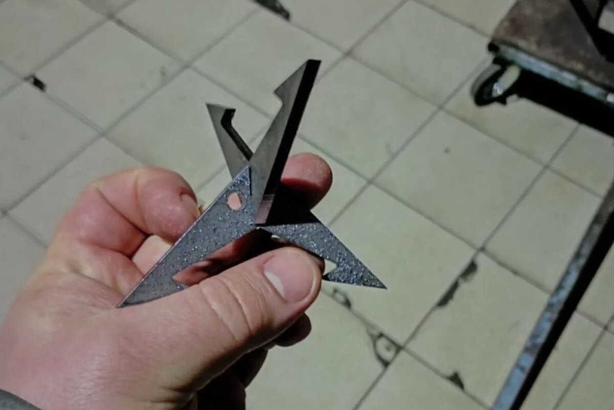    Липецкие промышленники для нужд СВО наладили выпуск противоколёсных ежей