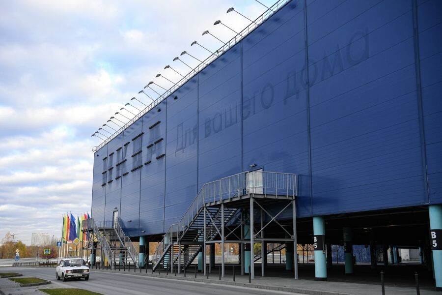    Следы от демонтированной вывески магазина IKEA на фасаде здания торгово-развлекательного центра МЕГА / Источник: © Александр Кряжев/РИА Новости