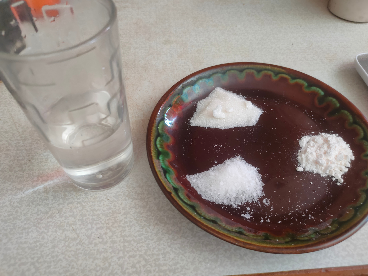 Соль, сахар, разрыхлитель и вода.