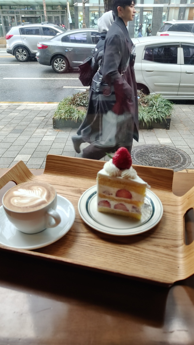 Благодарю этого прохожего красавца за его благородный профиль для  атмосферного фото. 