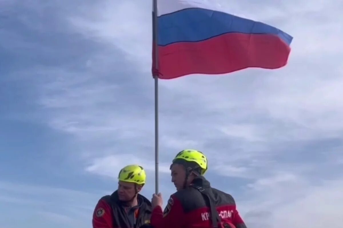    На горе Кызыл-Бурун в Крыму установили флаг России