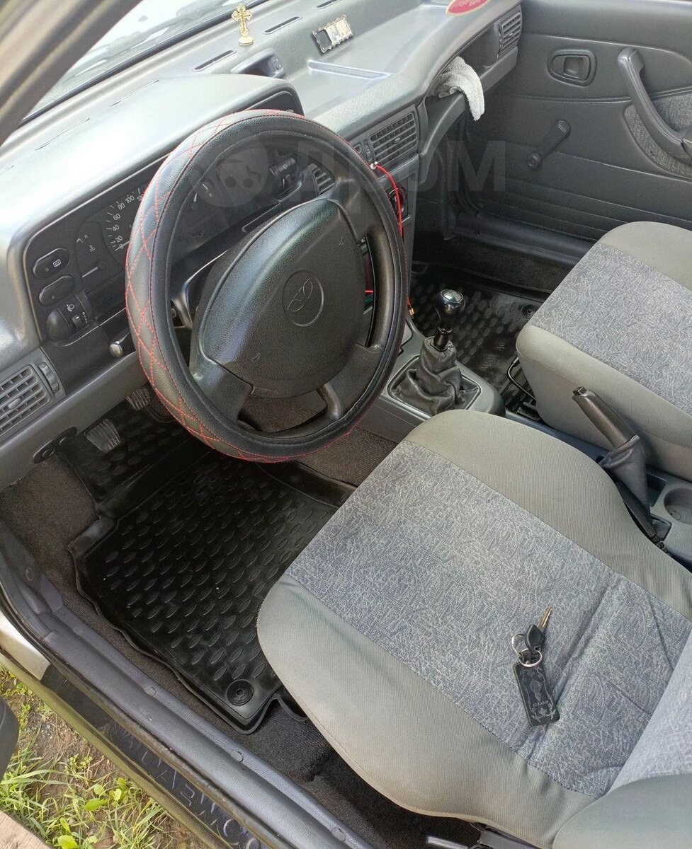 Салон конечно потрёпан, но без дыр