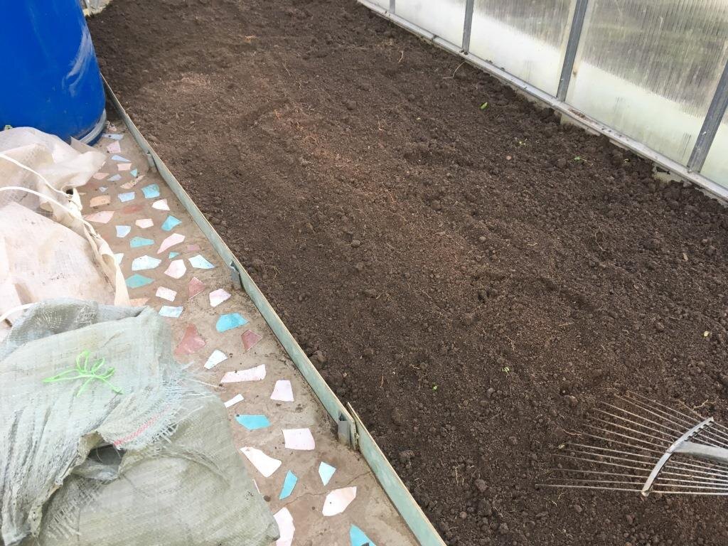 Сначала нужно вскопать грядки…