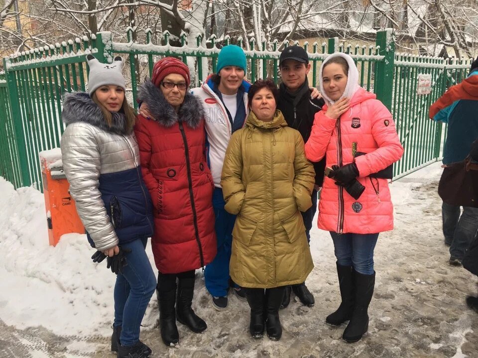 Оксана (в центре) нашла свою мать (вторая слева) и сестер Фото: предоставлено Оксаной Кошелевой