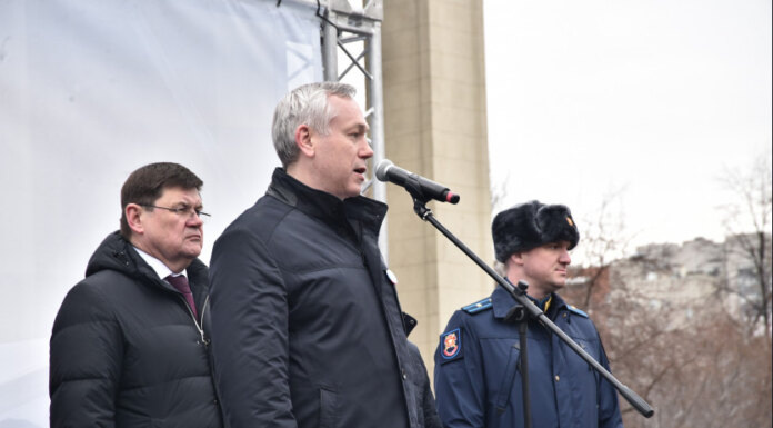    Андрей Травников (в центре). Фото пресс-службы правительства Новосибирской области