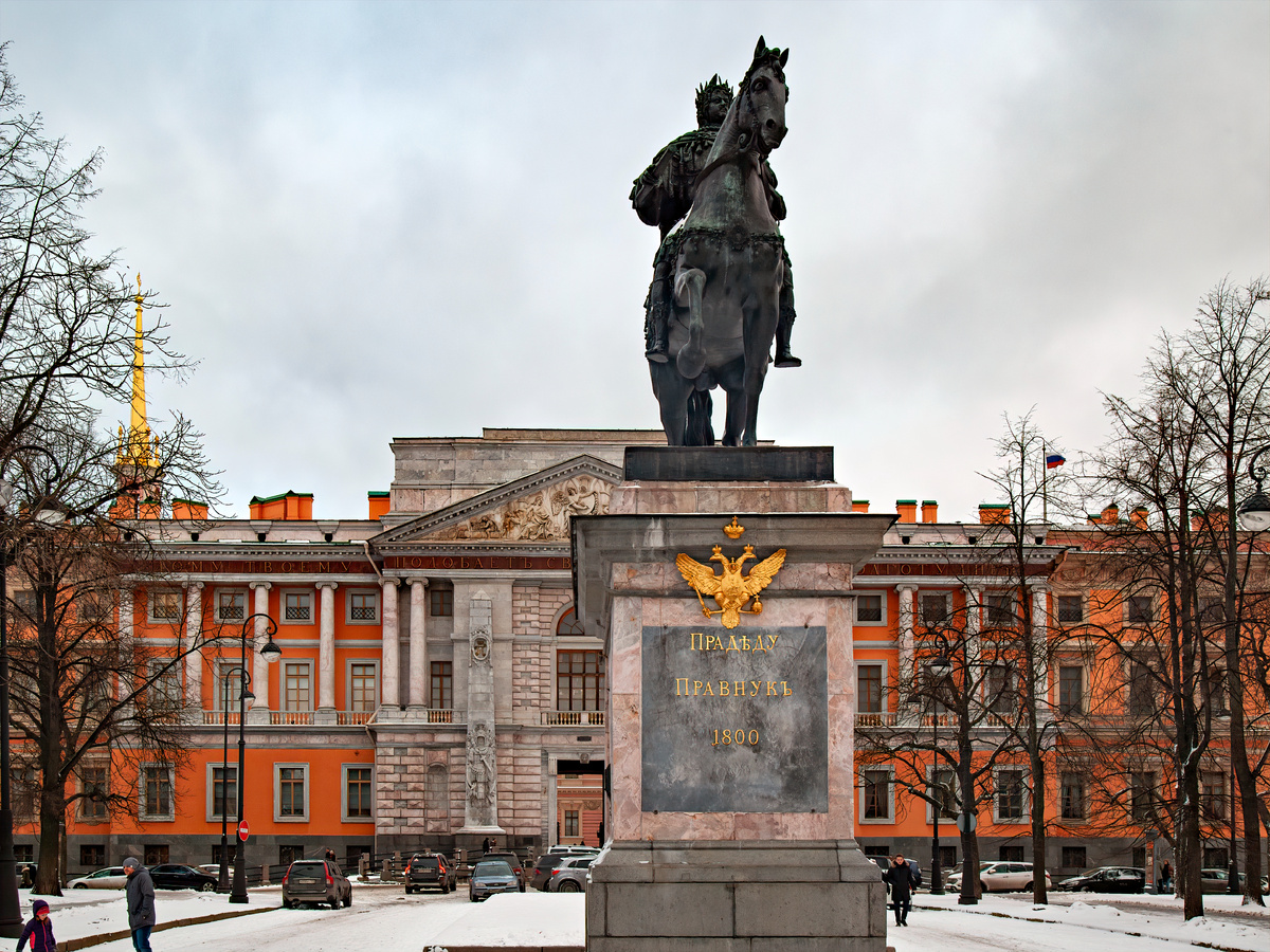 памятник Петру I