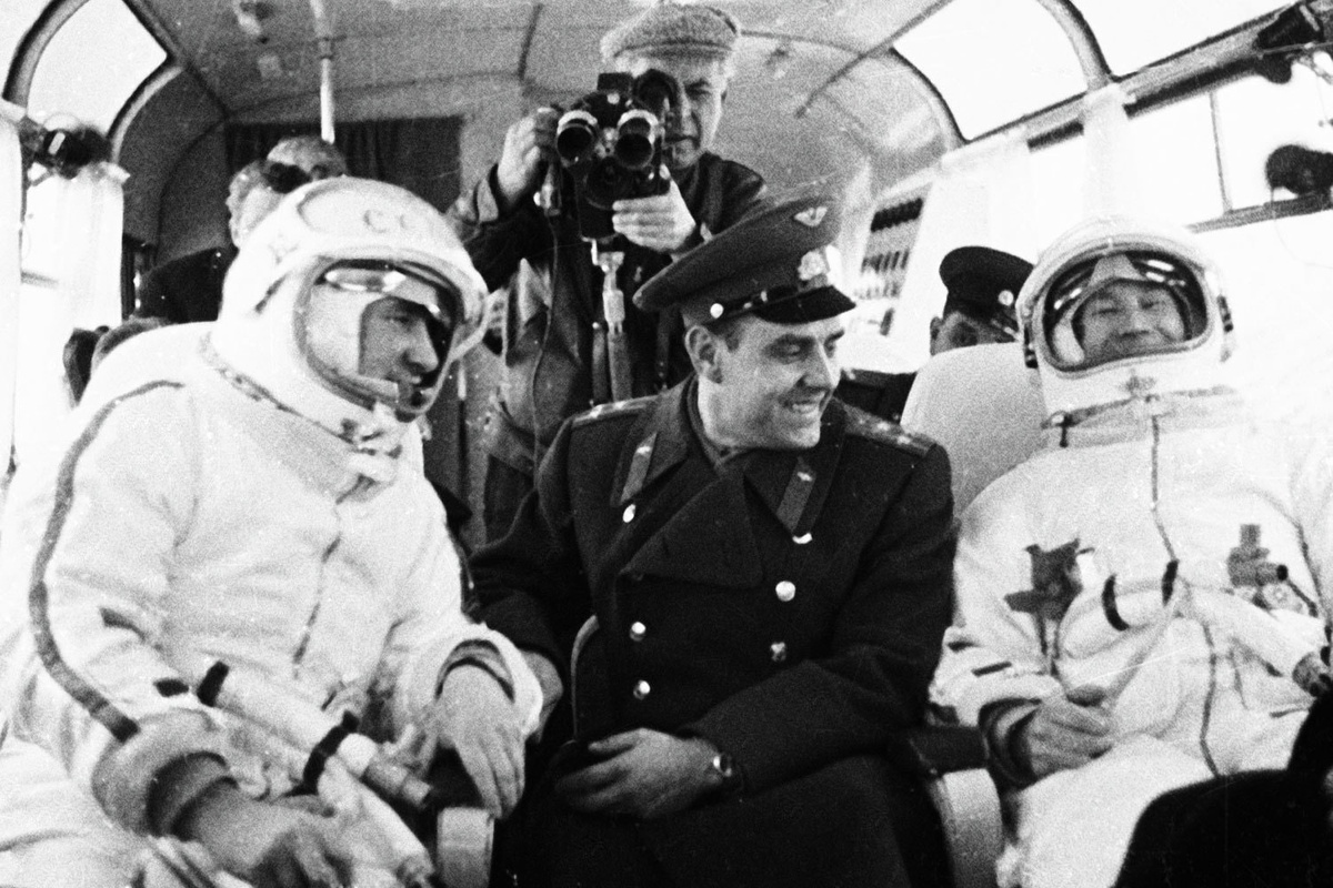 Экипаж космического корабля «Восход-2» – космонавты Павел Беляев (слева) и Алексей Леонов в сопровождении летчика-космонавта СССР Владимира Комарова направляются на стартовую площадку/Александр Моклецов / РИА Новости