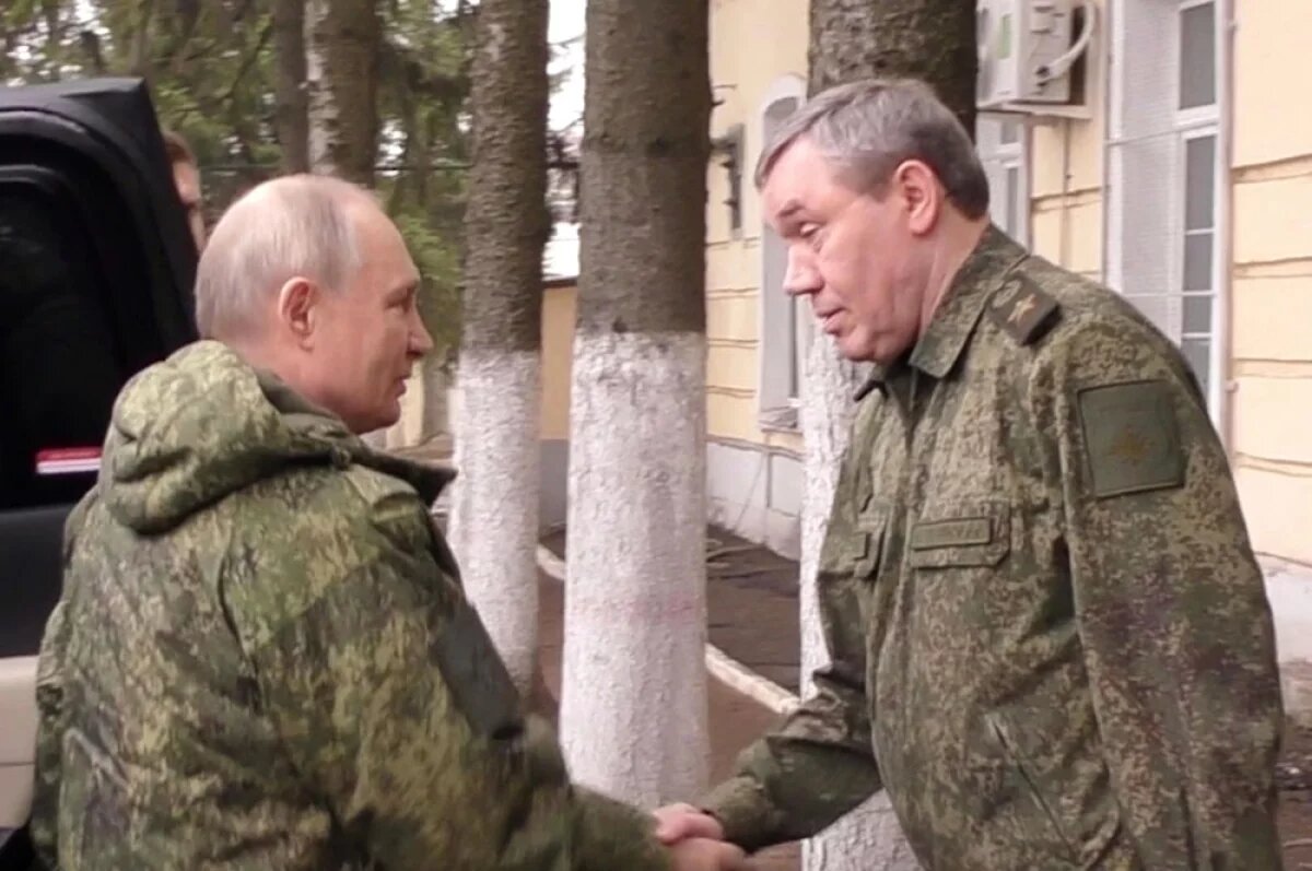    Владимир Путин и начальник Генерального штаба ВС РФ Валерий Герасимов в одном из пунктов управления курской группировки.