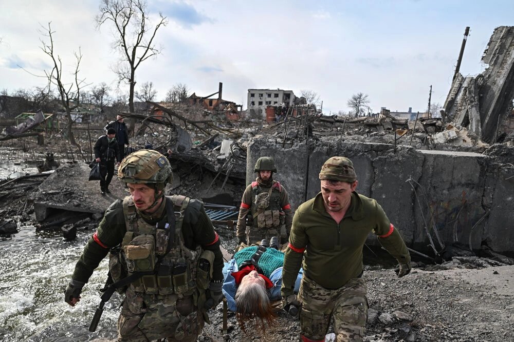    Эвакуация организована АНО «Центр «Патриот» при силовой поддержке подразделений курского ОМОНа и спецназа «Ахмат». Переживших оккупацию людей везут в больницы и к психологам. Фото:  РИА Новости/ Сергей Бобылев