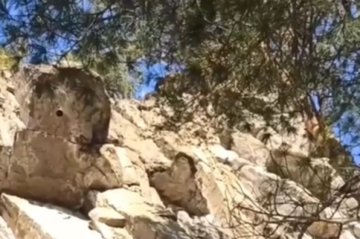    В Иркутской области парень упал с 30-метровой скалы, делая фотографии