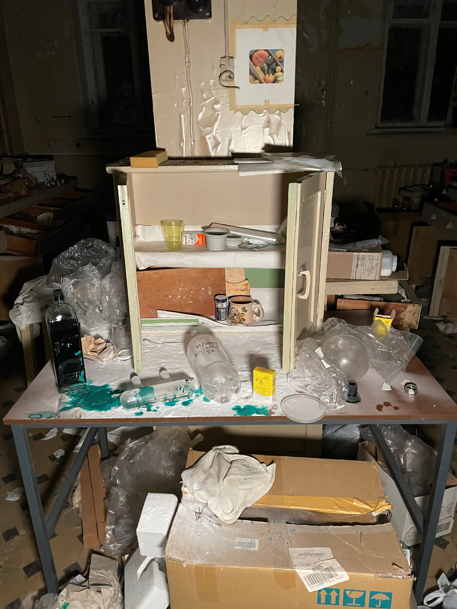 Первая комната заброшенного лаборатории, выглядит жутко