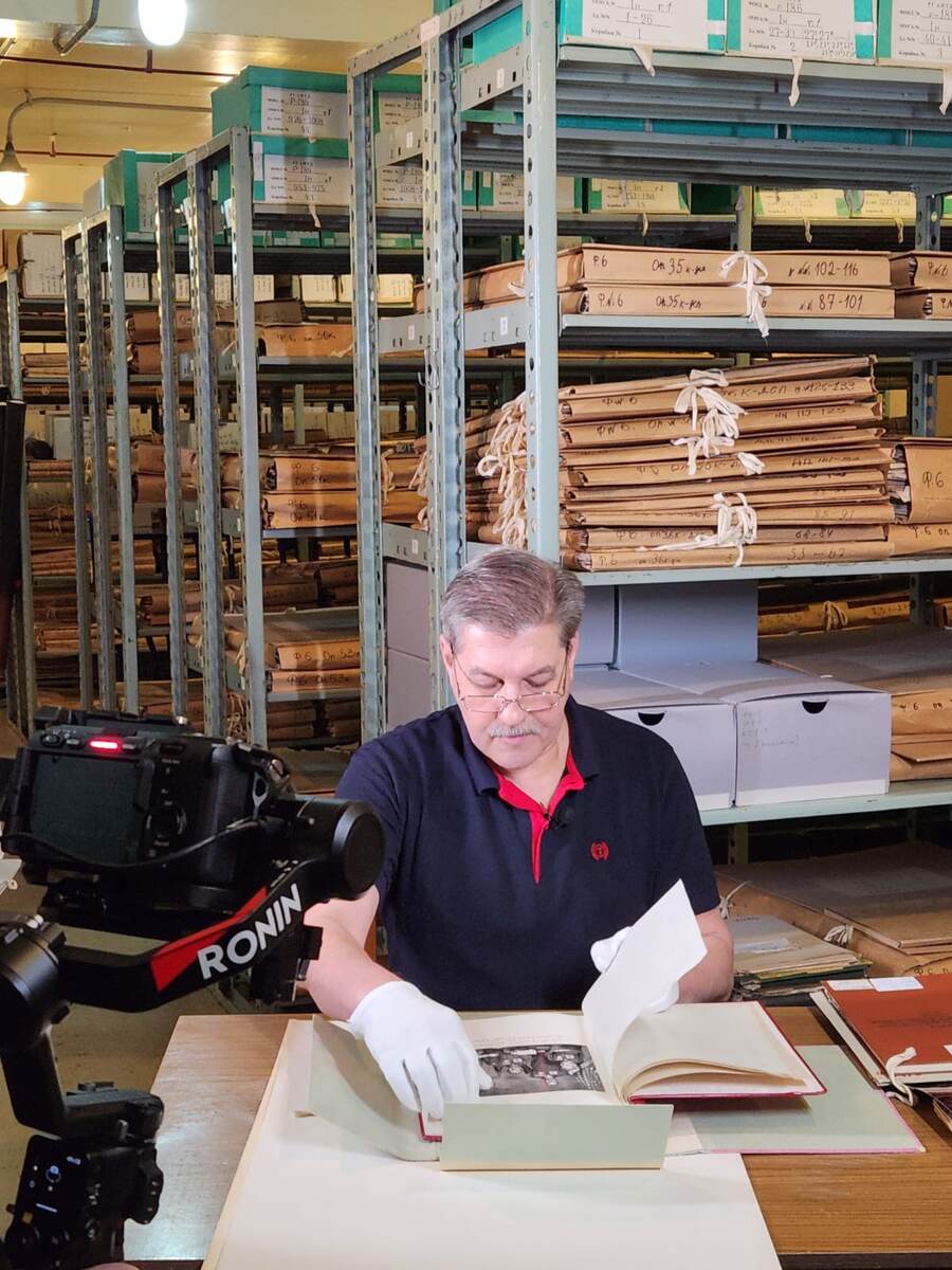 Ведущий специалист отдела использования архивных документов РГАНТД Сергей Шамсутдинов во время съемок фильма из цикла «Рассекреченная история»