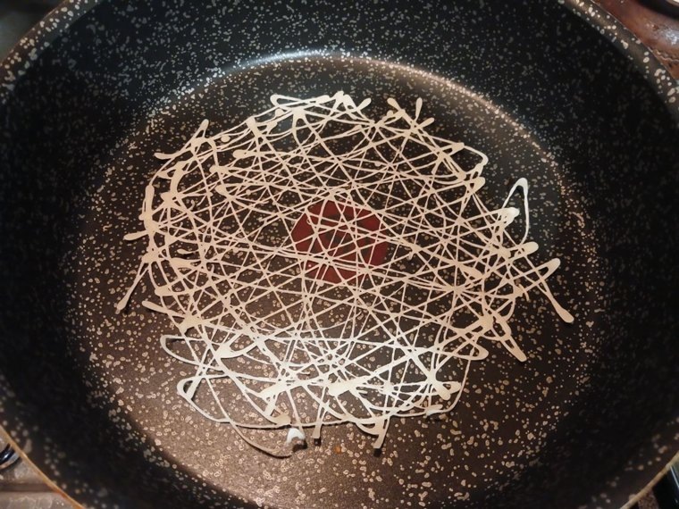 Вылить тесто на раскаленную сковородку. Фото: URA.RU