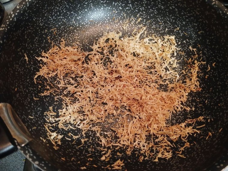 Затем тесто нужно остудить, измельчить и еще раз обжарить. Фото: URA.RU