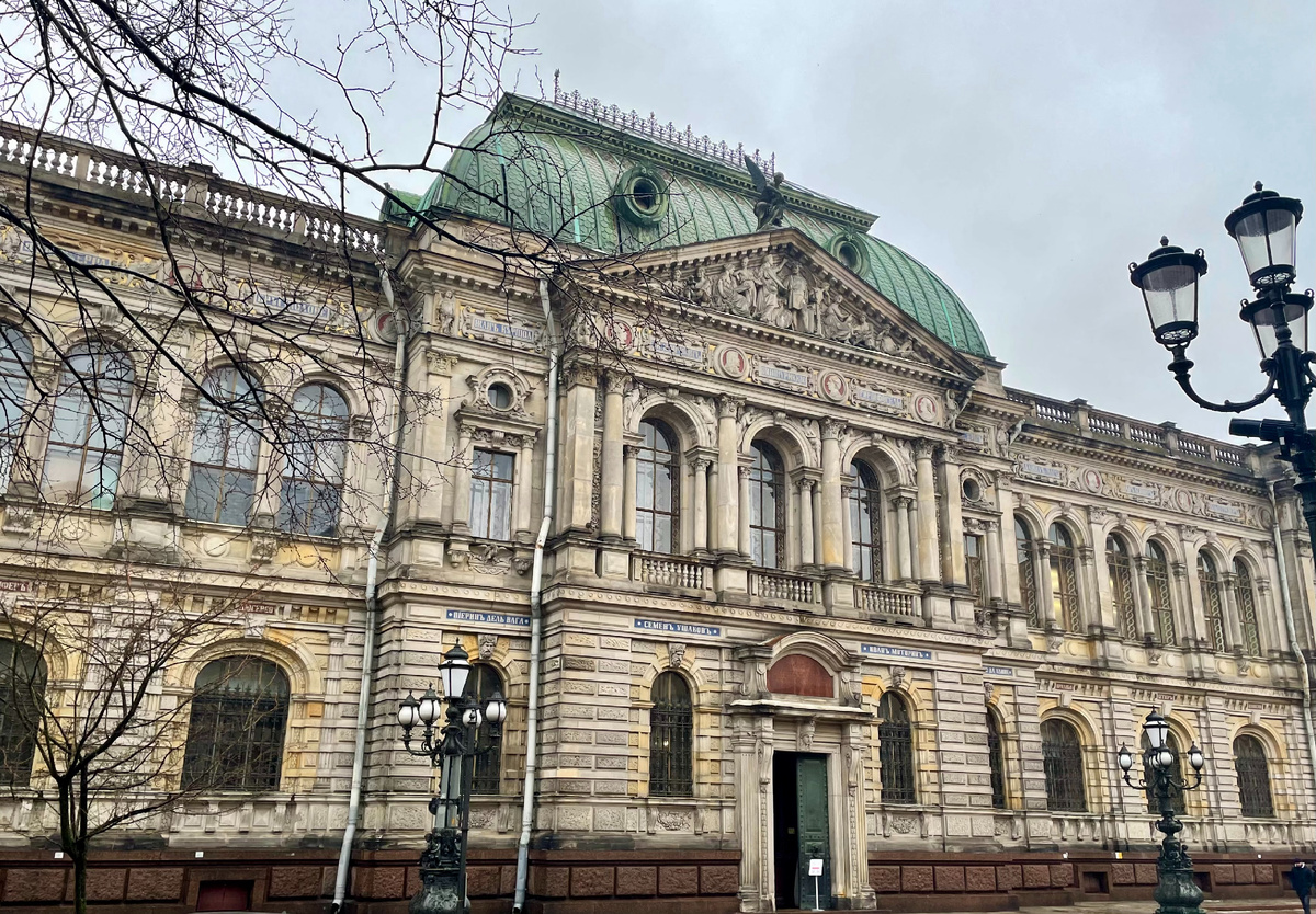 Внешний вид здания академии