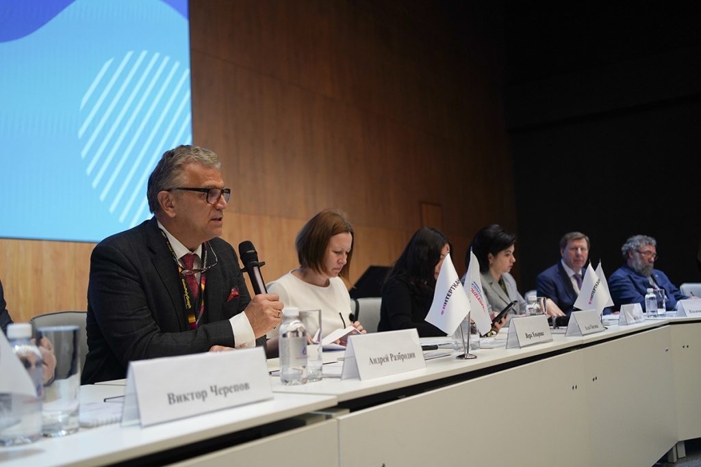 Пленарная сессия «Экономика легкой промышленности: эффективные модели управления и стратегические решения для развития отрасли в новом цикле. Швейная отрасль: текущее состояние, перспективы и необходимость развития»