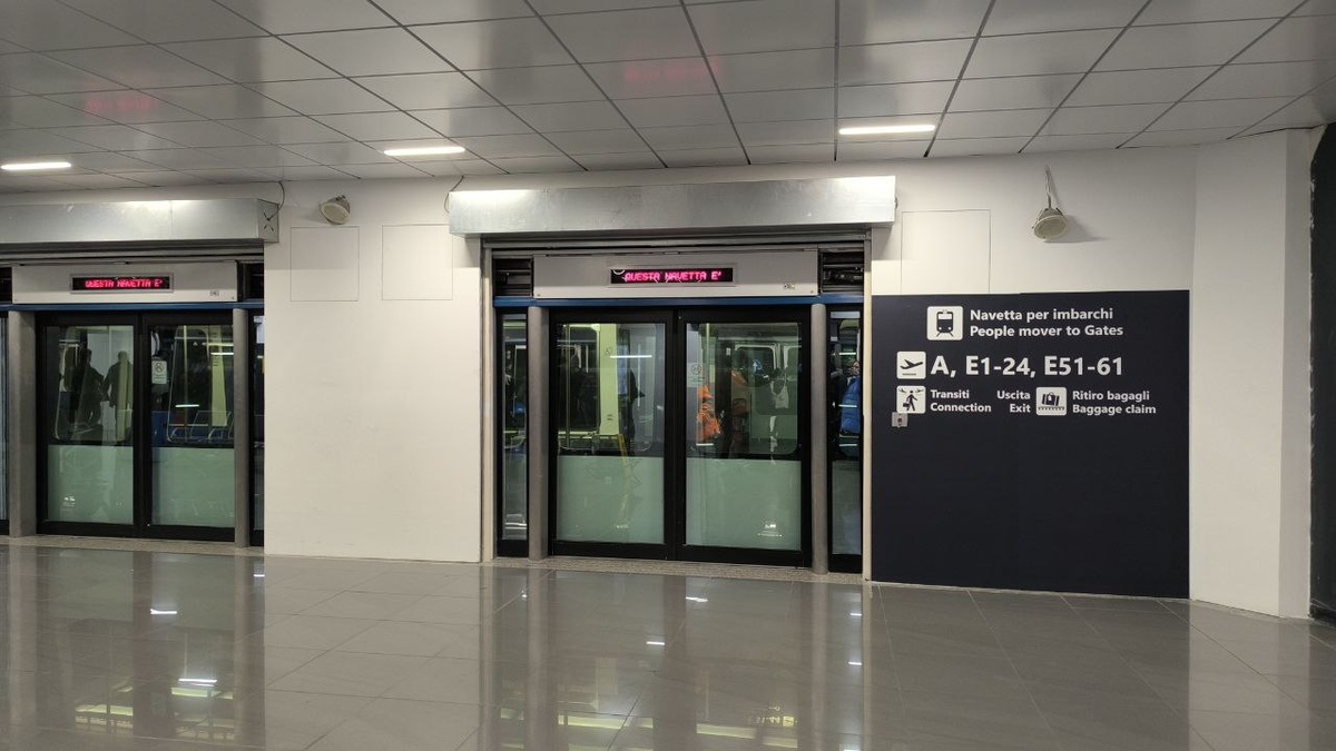 Это двери в электропоезд от терминала до основного здания аэропорта