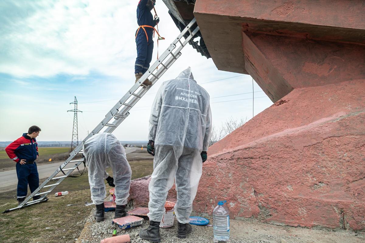 Волонтеры Алексея Вихарева на восстановлении памятника в ДНР