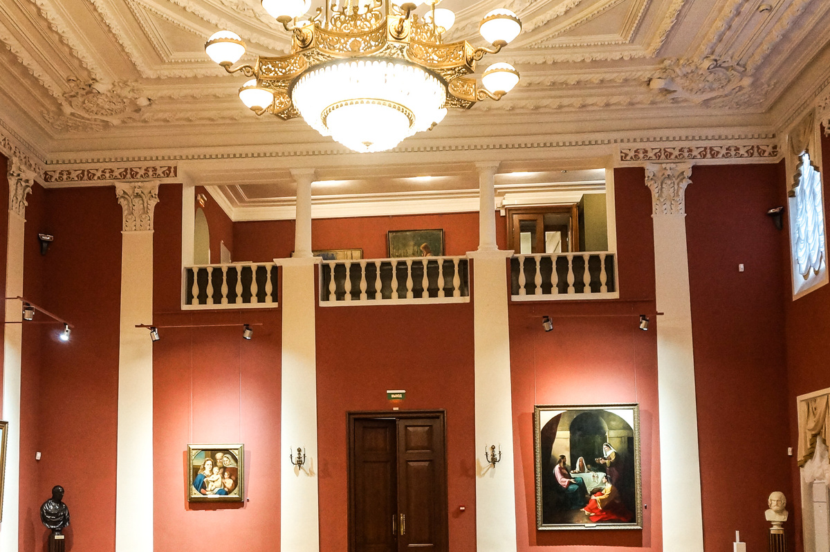 Экспозиция картин Б.А. Петрухина была выставлена на балконе колонного зала Ярославского художественного музея (за фигурной балюстрадой) 