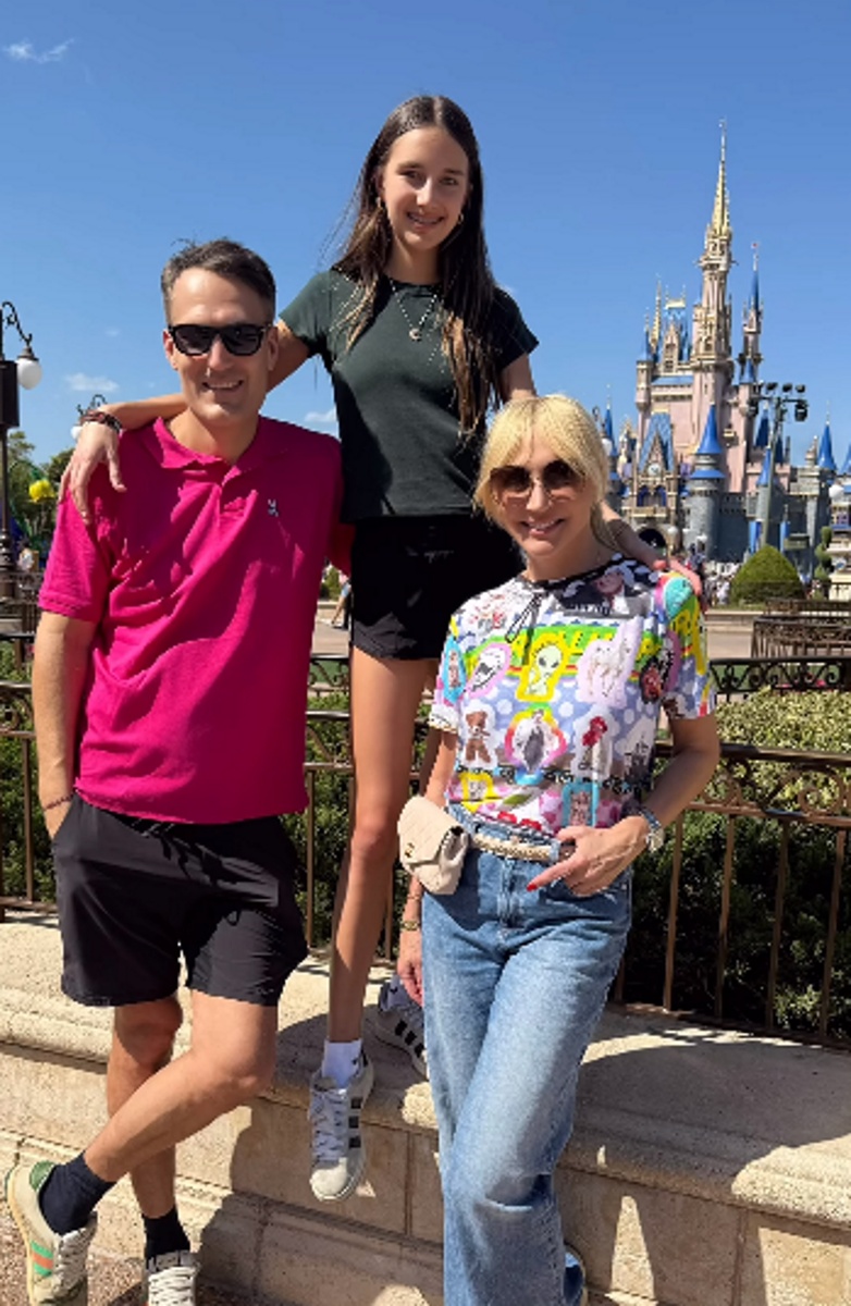 Кристина Орбакайте с мужем Михаилом Земцовым и дочкой Клавой в Диснейленде. Фото: соцсети героя публикации