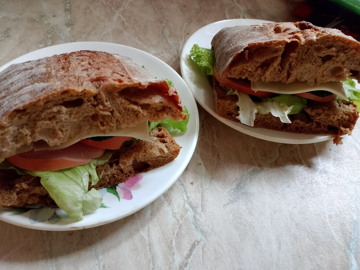 Ржаная чиабатта, внутри салат, ветчина, сыр