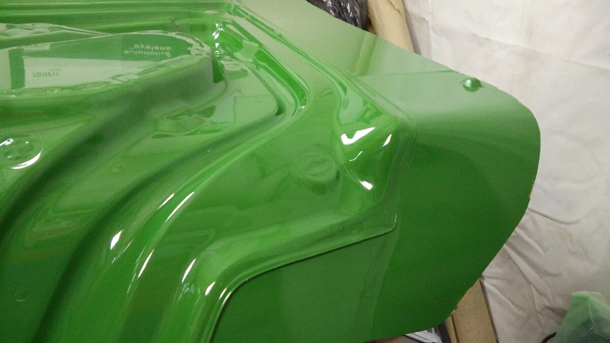 Гелькоут — это высоковязкая полиэфирная смола или эпоксидная смола, которая наносится на поверхность форм для создания наружного слоя изделий. В отличие от обычной смолы, гелькоут формирует прочное и гладкое покрытие