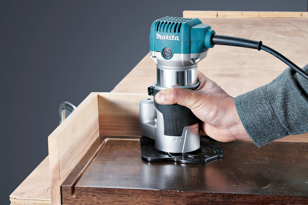 С компактным фрезером удобно работать одной рукой