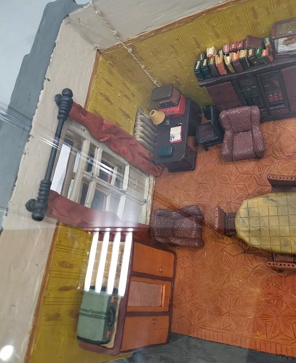 Это всё из пластилина, представляете? Даже стены. 