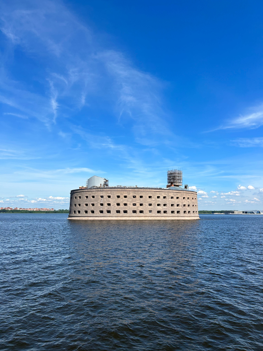 Форт «Император Александр I» («Чумной»). Форт казематного типа на бетонном основании с мощными округлыми стенами в три этажа. 2 С 1899 по 1917 год его использовали как лабораторию по исследованию чумы.