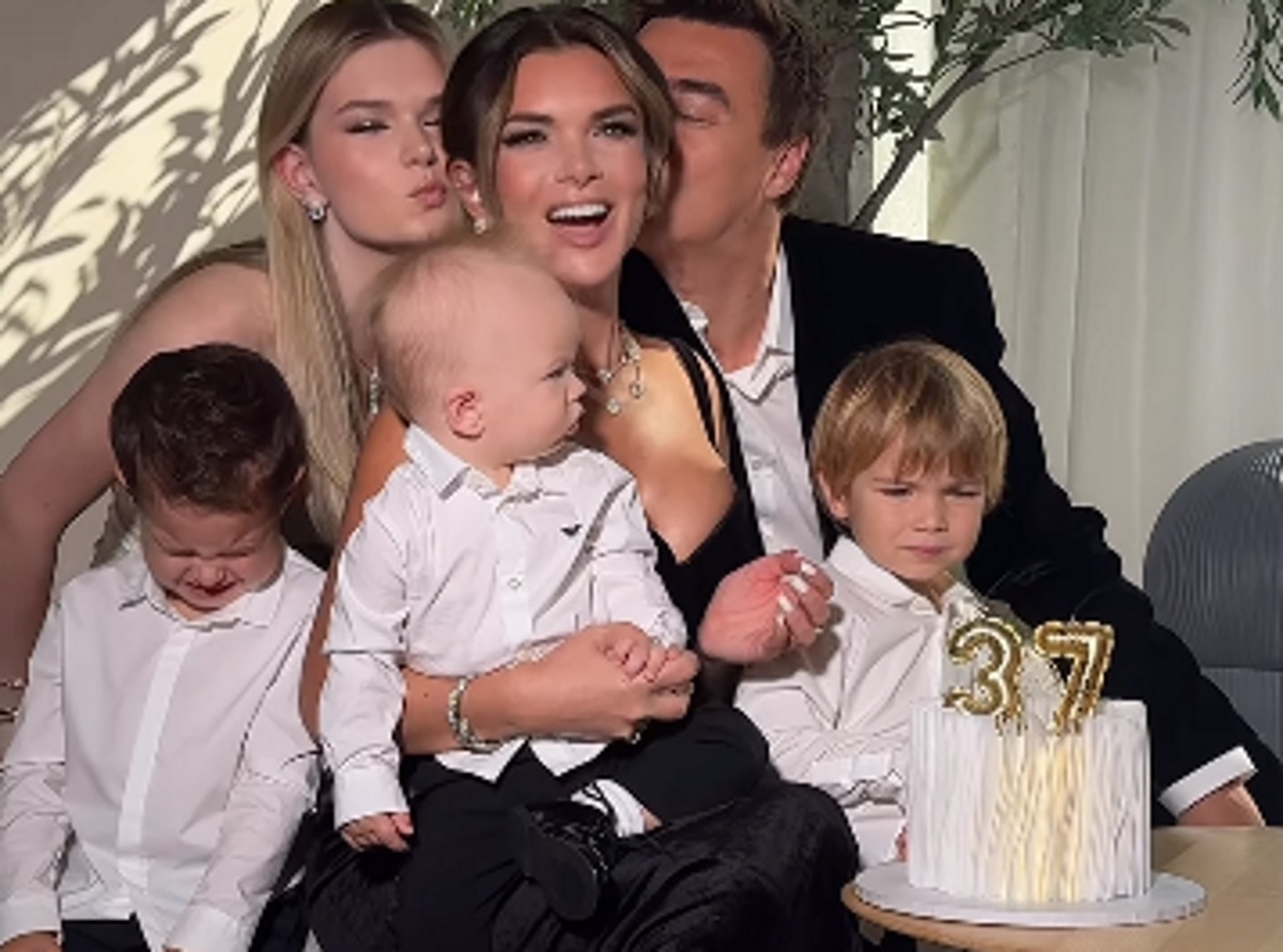 Катя Жужа с Артемом Маркеловым, дочкой Николь и сыновьями Алексом, Максом и Лео. Фото: соцсети героя публикации