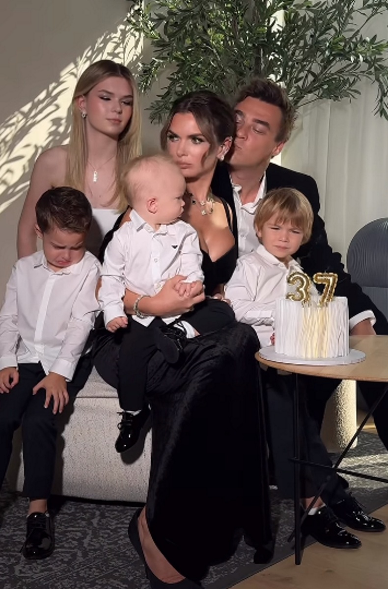 Катя Жужа с Артемом Маркеловым, дочкой Николь и сыновьями Максом, Алексом и Лео. Фото: соцсети героя публикации