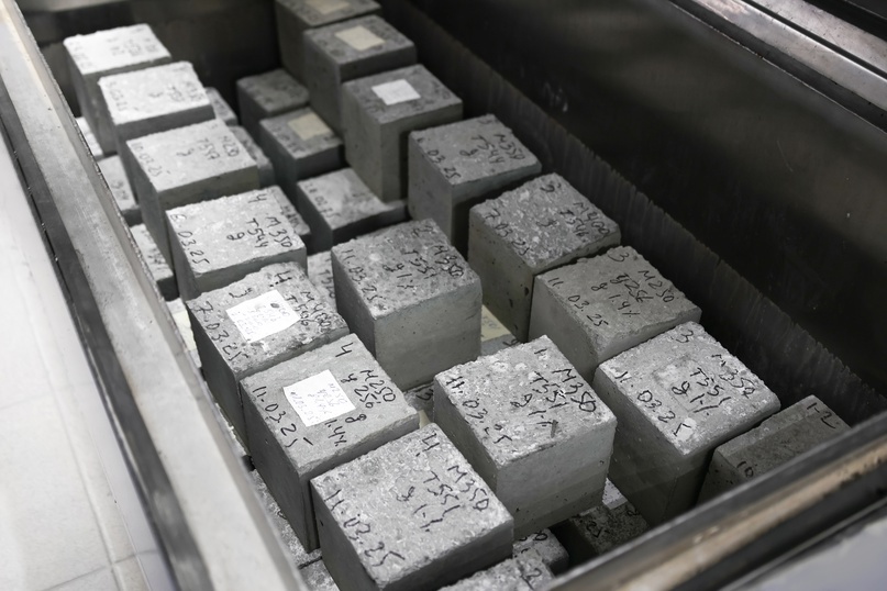 Испытания каждого замеса бетона в сертифицированной лаборатории ZZBO