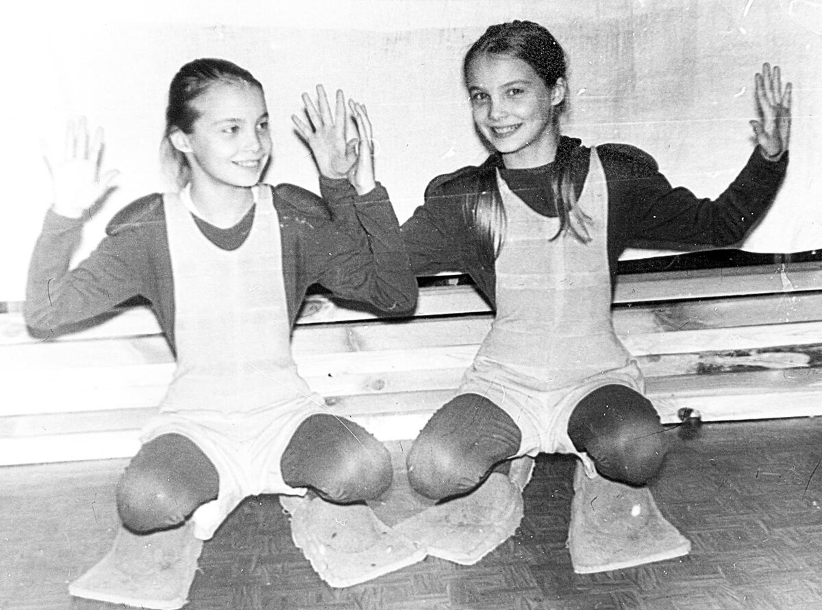 «Таня старше на 20 минут. Но для близнецов это значительная разница — Таня покрупнее меня, чуть повыше…» — отмечала Ольга