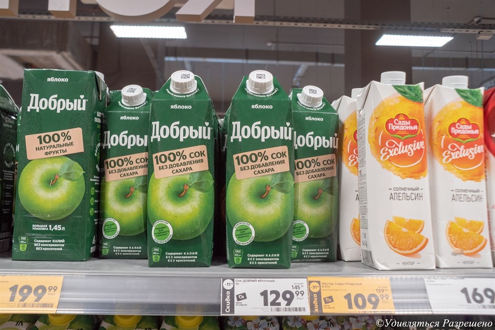 Соки на полке магазина в Пятёрочке