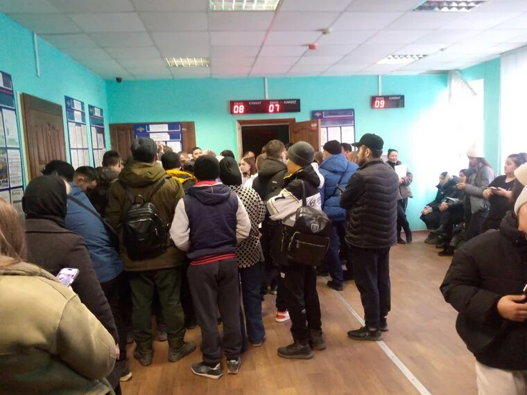 Иностранные граждане пожаловались на дикие очереди в миграционные службы. Фото URA.RU