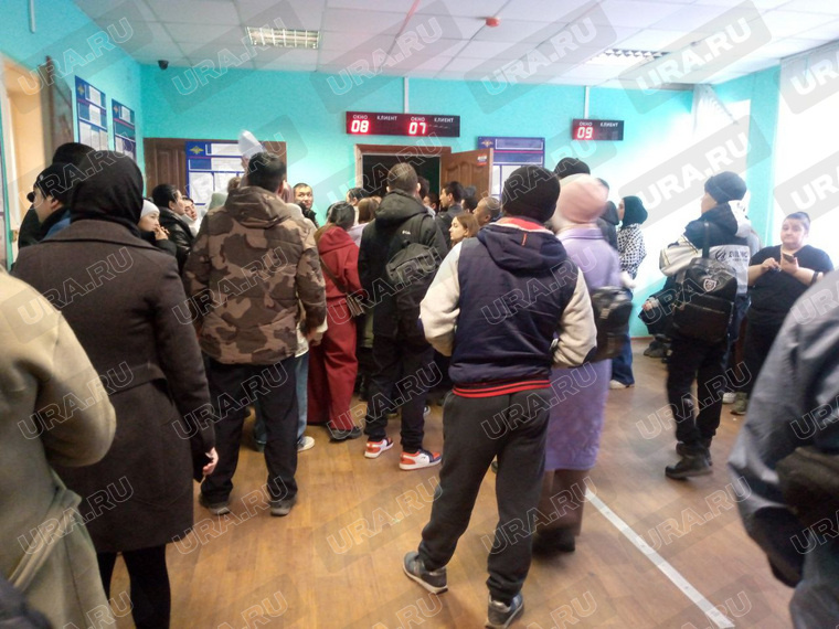 Некоторые стоят по трое суток, но все равно не могут попасть на прием. Фото URA.RU