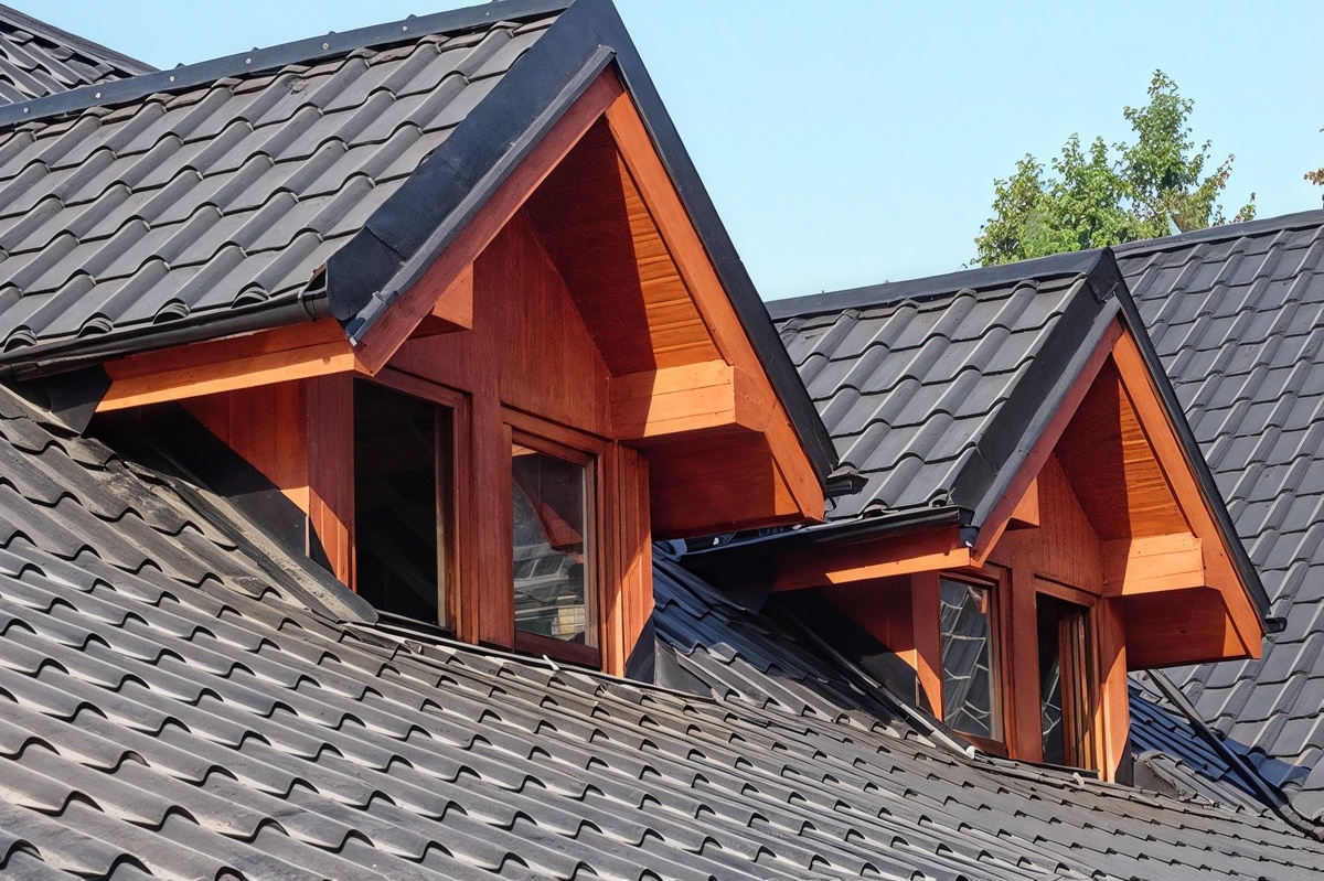 Крыша из металлочерепицы серого цвета