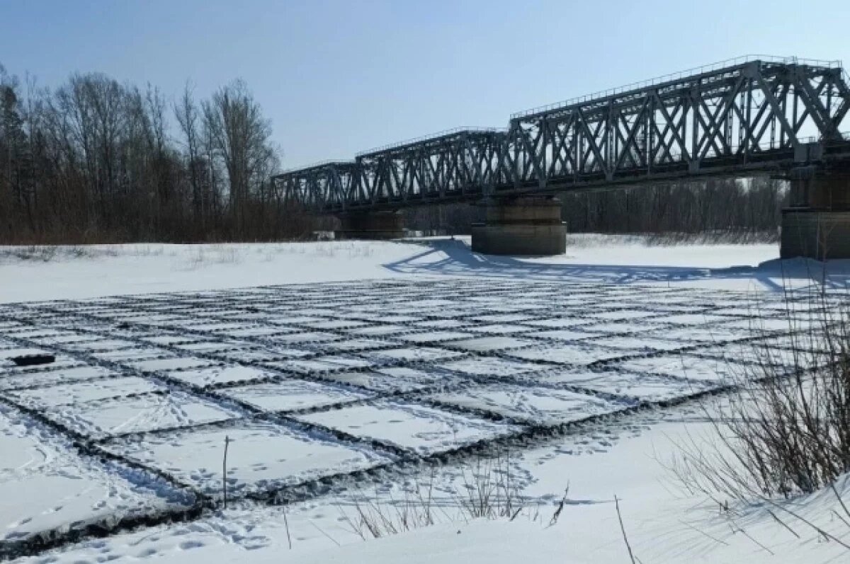    На алтайских реках начали пилить лёд